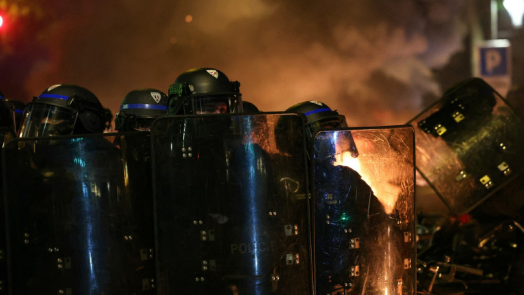 Mii de persoane s-au adunat în Place de la République din Paris după alegerile legislative