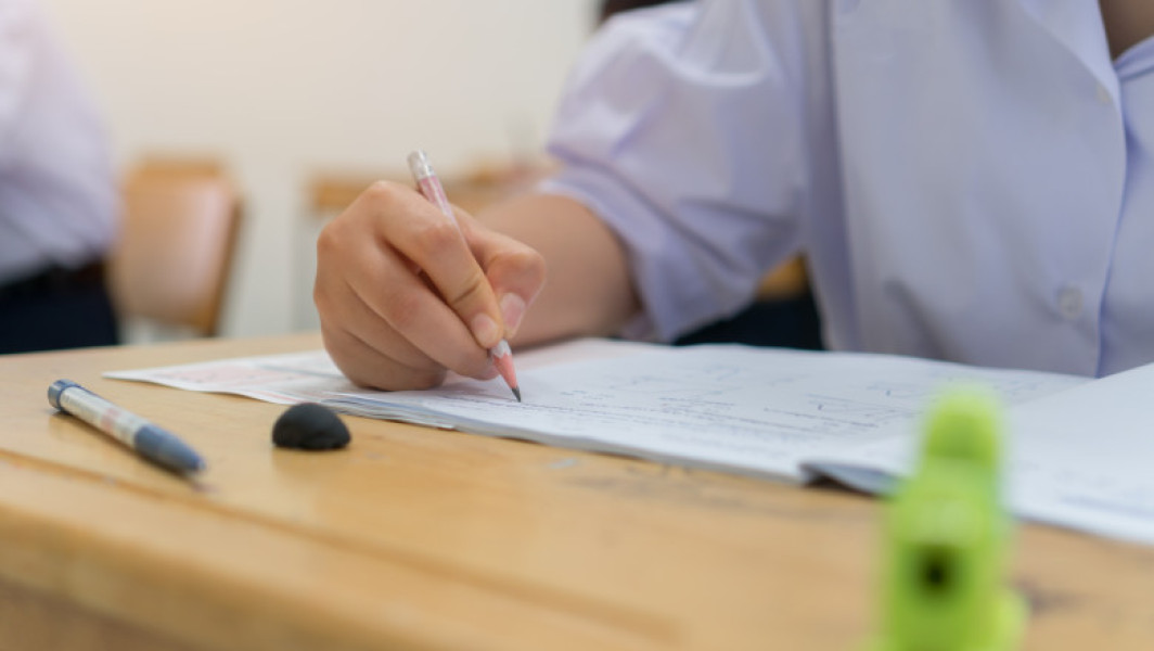 O elevă din Drobeta-Turnu Severin cere ministrului Educației să nu elimine bursele de excelență