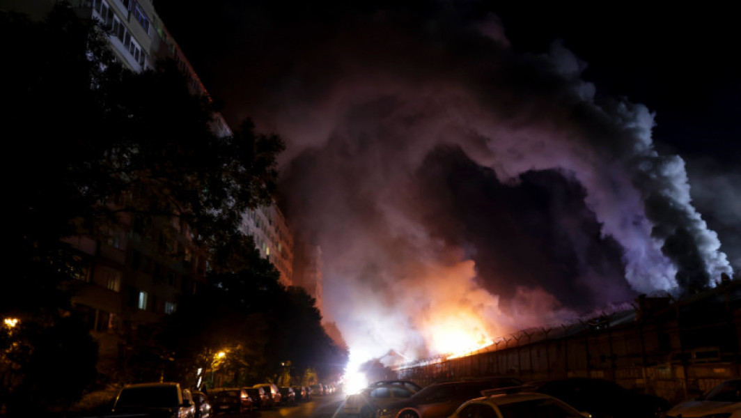 Incendiu în Sectorul 2 al Capitalei provoacă degajări toxice de fum și alertă RO-Alert
