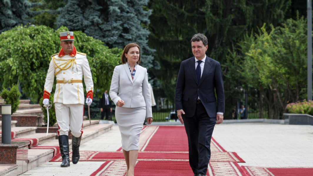 Nicuşor Dan îndeamnă basarabenii din România să voteze la alegerile din Republica Moldova