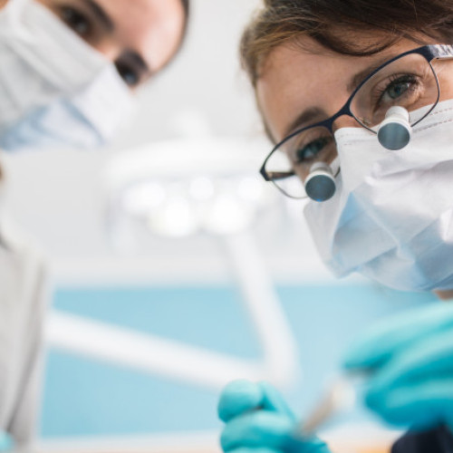 Românii evită tot mai mult vizitele la dentist, problemele dentare cresc
