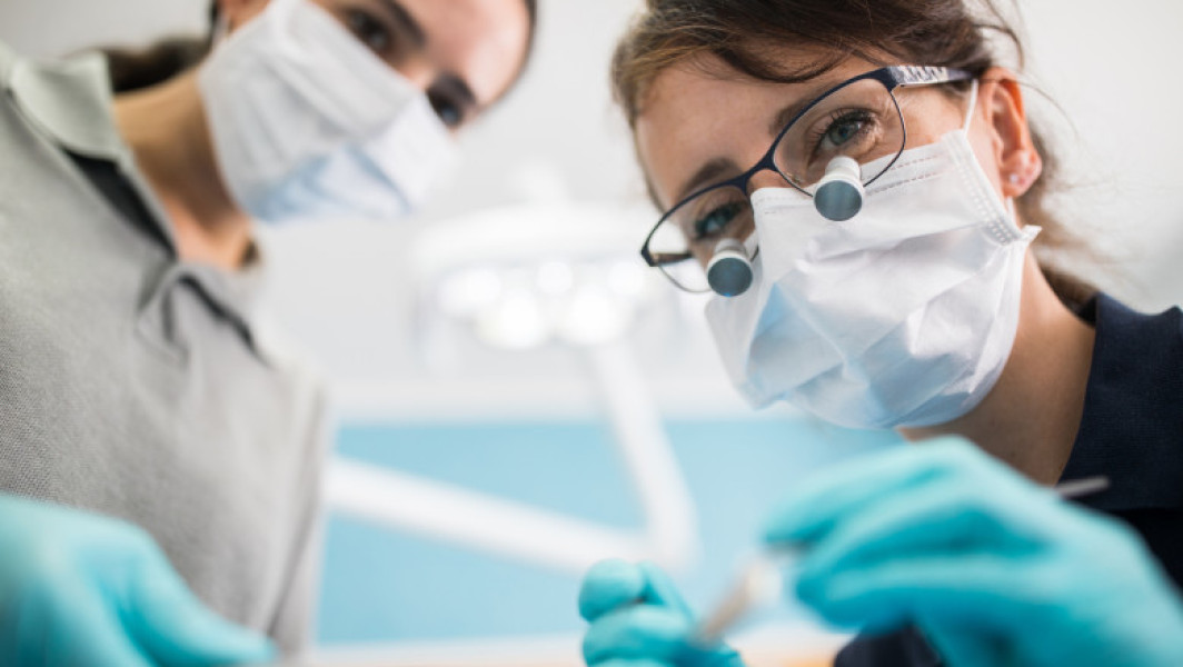 Românii evită tot mai mult vizitele la dentist, problemele dentare cresc