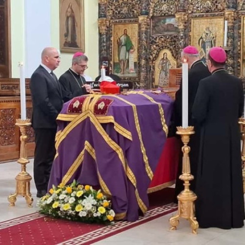 Premierul Ilie Bolojan a adus un ultim omagiu cardinalului Lucian Mureșan la Blaj