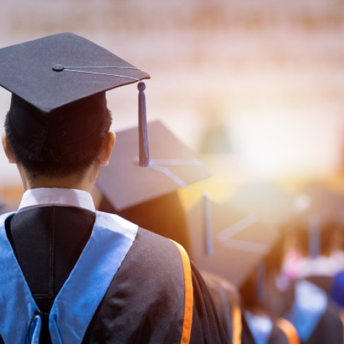 Tot mai mulți studenți caută cazare în cămine și chirii în București