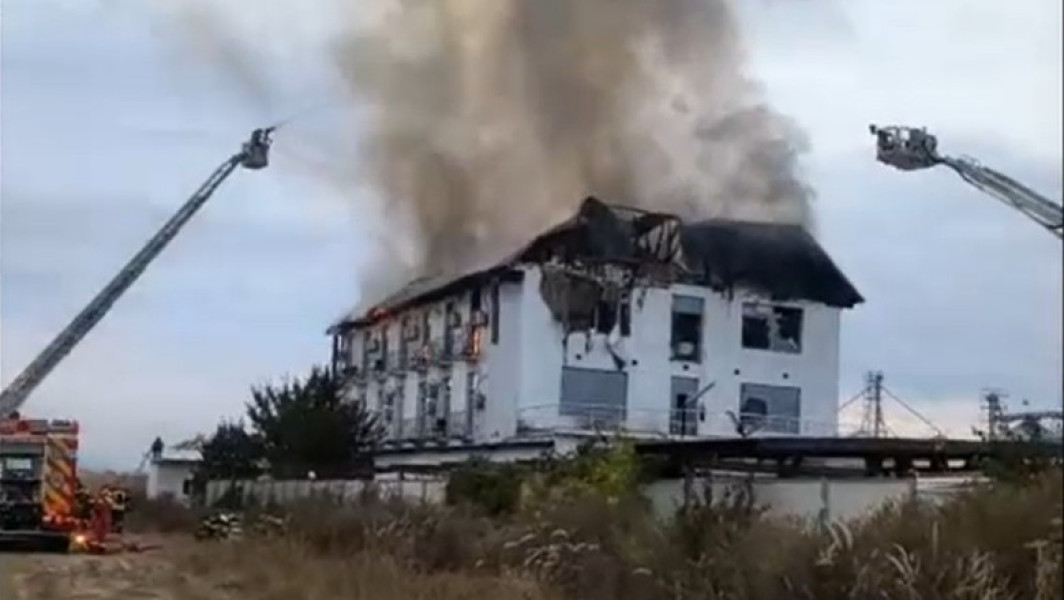 Incendiu la un hotel din Tătărani: trei persoane sunt date dispărute