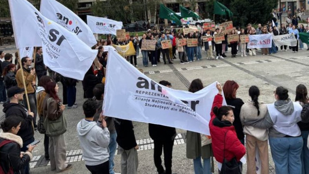 Studenții protestează în Piața Victoriei față de reducerea bursei și limitarea reducerilor la transport