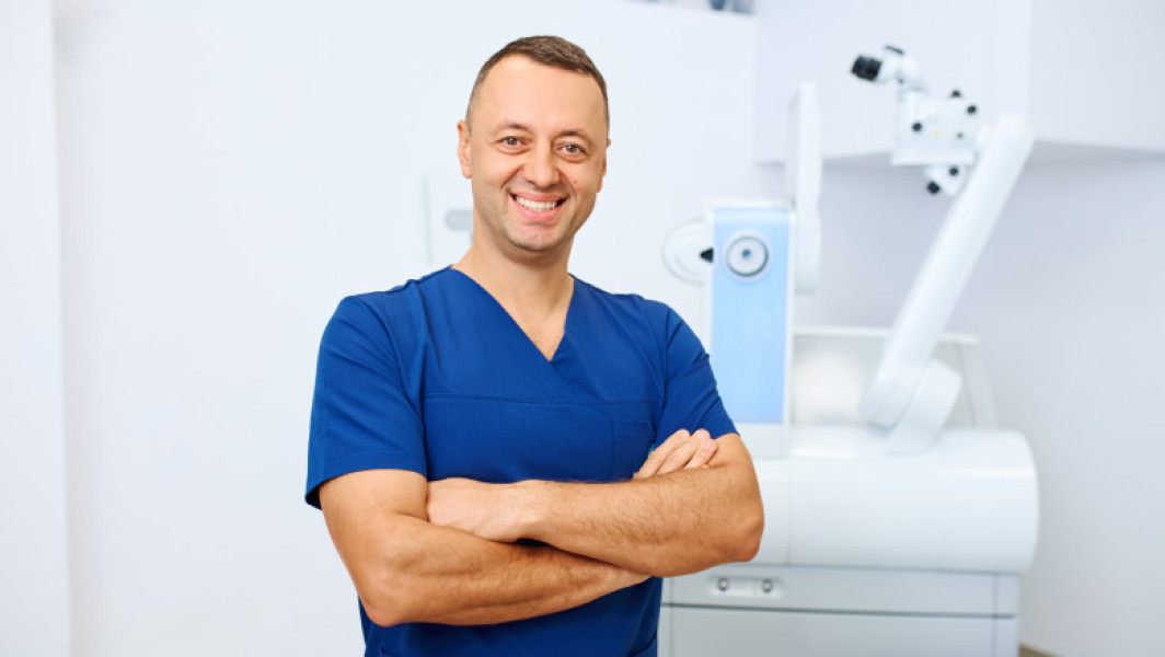 Semne care anunță urgențe oculare ce pot salva vederea, explicate de medicul Teodor Holhoș