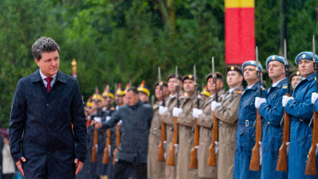 Nicuşor Dan: Voluntarii pot primi salariu pentru patru luni de pregătire militară
