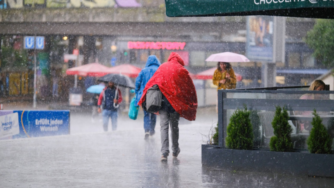 Val de fenomene meteo extreme în România: cod roșu de ploi și ninsori în zonele montane