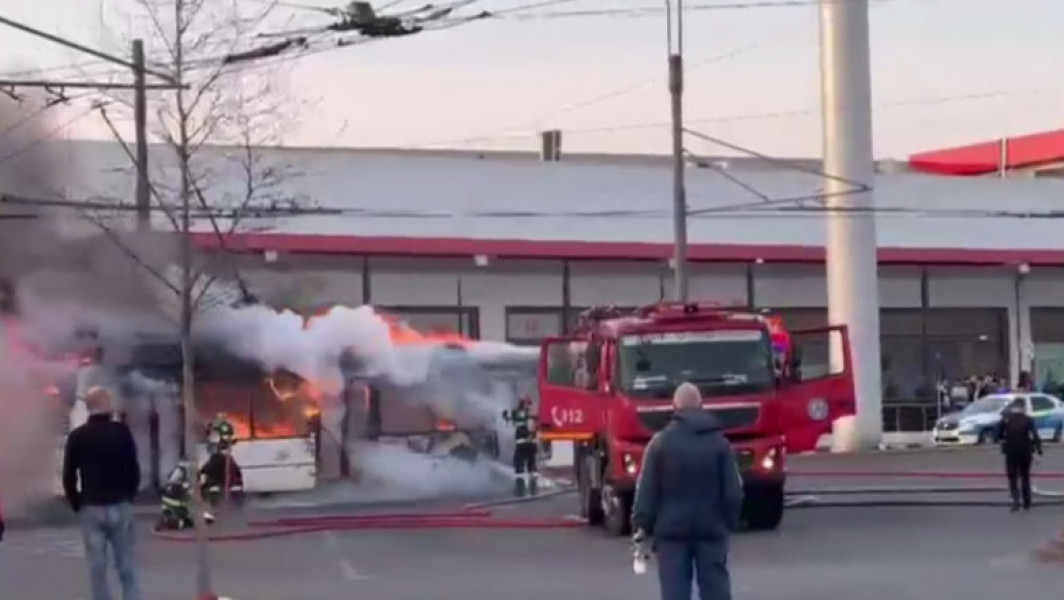 Troleibuzul care a luat foc lângă un centru comercial din București a creat haos și panică în rândul locuitorilor.