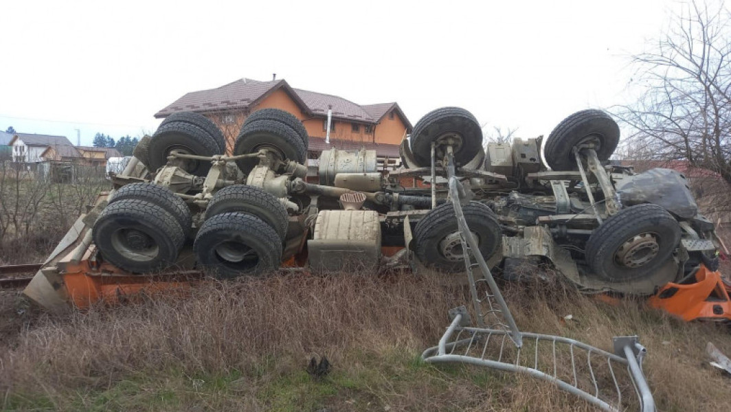 Tragedie pe DN1 în Avrig: TIR căzut de pe pod după ce a lovit o mașină. Trafic blocat și căi ferate închise. Trei morți în urma unui accident grav