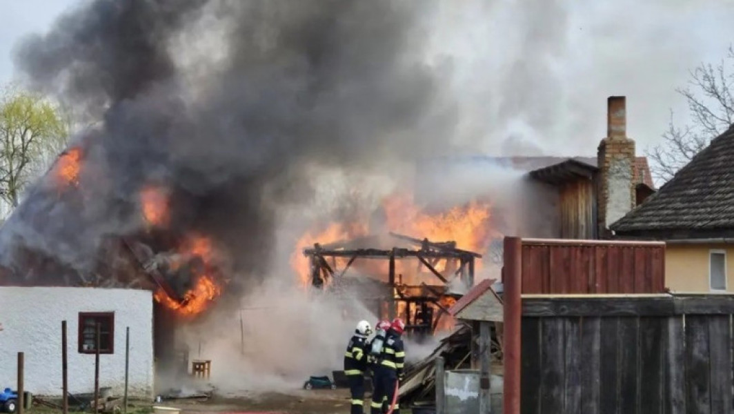 Joc cu focul din cauza copiilor cauzează incendiu devastator în Covasna: Un băiețel de 3 ani rănit și doi cai morți
