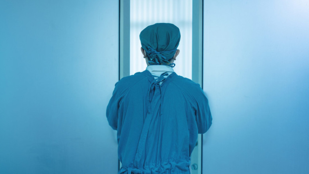 Medic din București acuzat de vătămare corporală. Pacientă în stare gravă după operație.