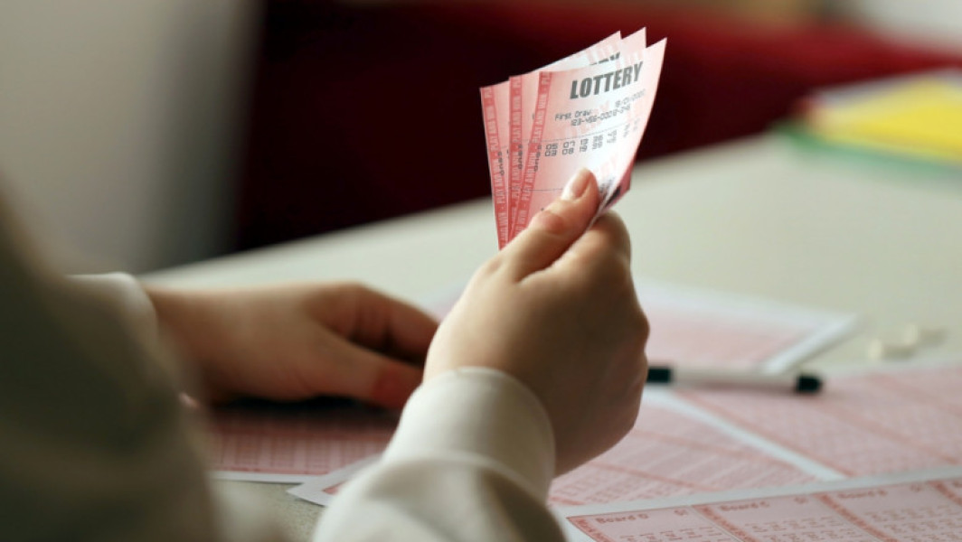 Femeia din SUA a devenit milionară după ce a găsit un bilet de loterie uitat