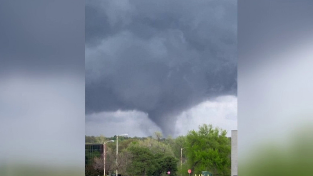 Tornade puternice au lovit SUA, mai multe avioane distruse și case fără acoperișuri