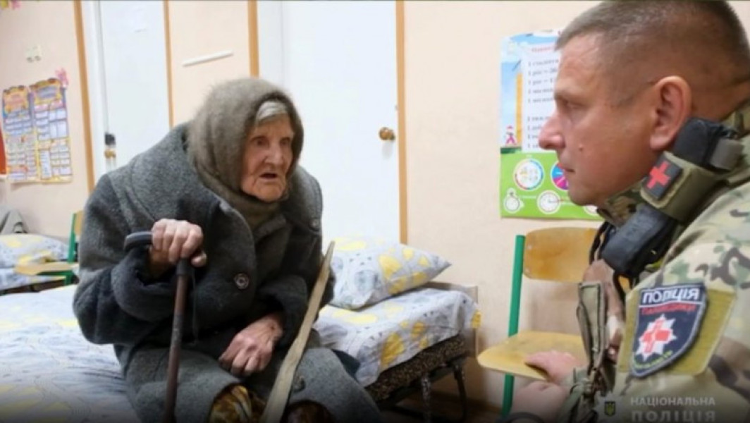 O bătrână ucraineană a supraviețuit miraculos în zona de război din Donețk, deplasându-se 10 km pe jos în căutarea speranței.