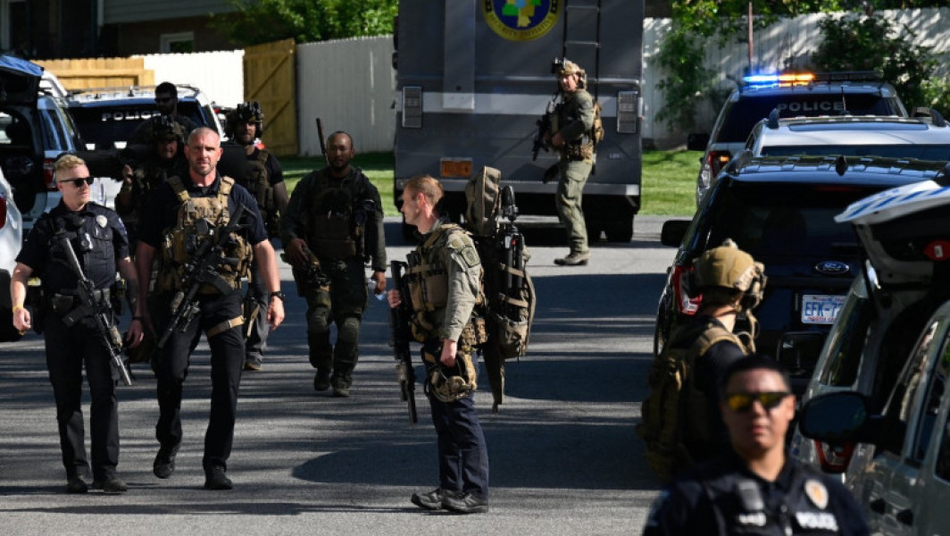 Patru ofițeri de poliție au pierit în schimbul de focuri din Statele Unite, în timpul unei operațiuni de capturare a unui suspect în Charlotte, Carolina de Nord. Alți patru polițiști au fost răniți și doi suspecți au fost arestați. Incidentul a avut loc atunci când agenții se pregăteau să aresteze un individ pentru posesie ilegală de armament la ora 17:30 GMT. Trei adjuncți de șerif și un polițist local au pierit în urma schimbului de focuri.