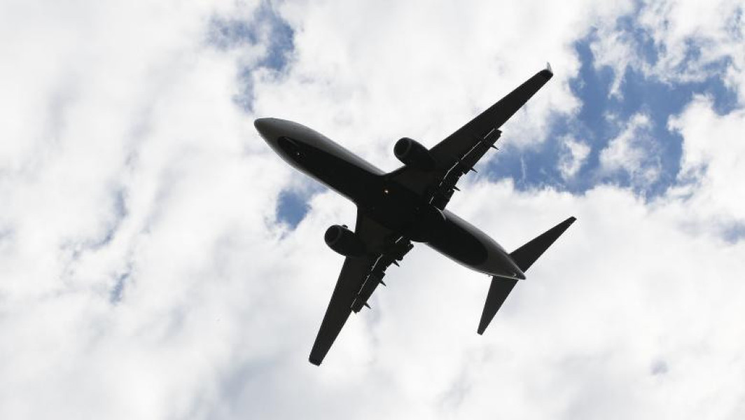 Estonia îl acuză pe Rusia de încălcarea spațiului aerian prin interferențe GPS. Compania Finnair suspendă zborurile către orașul Tartu din estul Estoniei. Ministerul Afacerilor Externe din Tallinn se adresează partenerilor din NATO și UE pentru a soluționa problema. Kremlinul și Ministerul Apărării din Rusia nu au emis niciun comentariu. Ministrul Estland, Tsahkna, discută cu colegii săi din statele baltice și din Finlanda și Suedia pentru a găsi o soluție la acest incident, care îngreunează navigația în regiune.