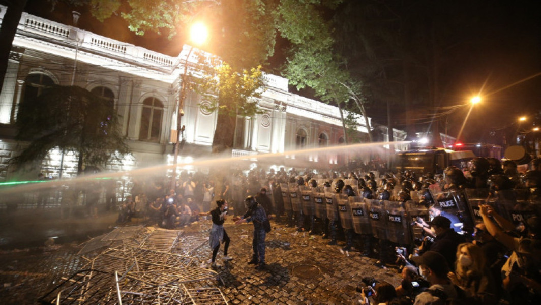 Galerie Foto Tensiunile cresc în Georgia după protestele violente, cu 63 de arestări. Parlamentarii s-au luat iar la bătaie