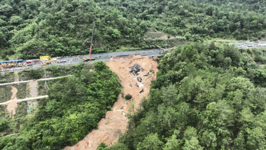 Tragedie în China: 24 de morți în prăbușirea unei autostrăzi din cauza inundațiilor