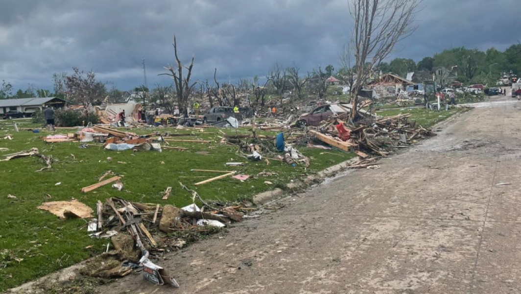 N-a mai rămas nimic în picioare într-un oraș din Iowa. O tornadă a devastat tot: case transformate în moloz și eoliene dărâmate (VIDEO)