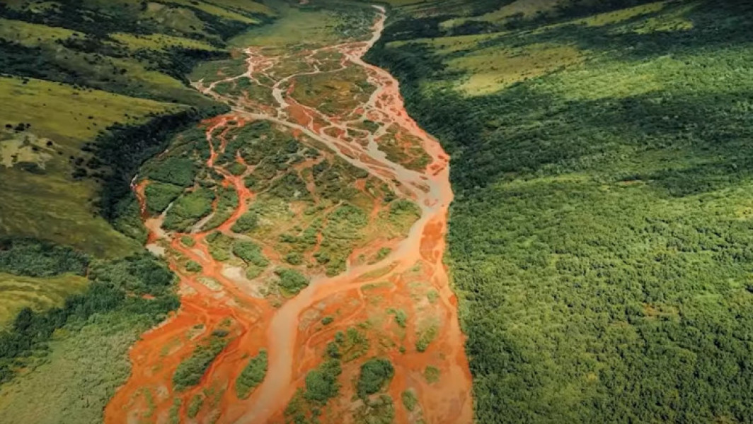 Râurile din Alaska se colorează în portocaliu din cauza schimbărilor climatice. Două specii de pești au dispărut complet