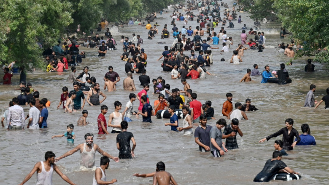 Caniculă devastatoare în Pakistan: Sute de pacienţi transportați de urgență la spitale din cauza temperaturilor record de peste 50 de grade