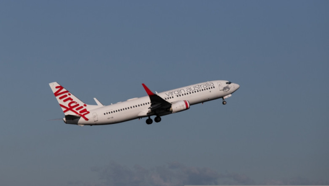 Alertă la bordul unui avion după ce un bărbat s-a dezbrăcat și a creat haos în timpul zborului, un însoțitor de zbor fiind îmbrâncit