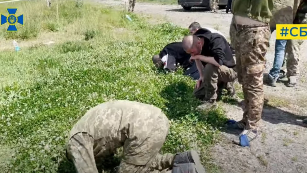 Imagini emoționante din Ucraina. 75 de prizonieri eliberați din Rusia îngenunchiază și sărută pământul. Mulți sunt răniți și bolnavi