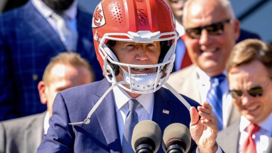 Joe Biden a primit cadou casca echipei Kansas City Chiefs: "Să câştigi de două ori la rând... Îmi place asta"