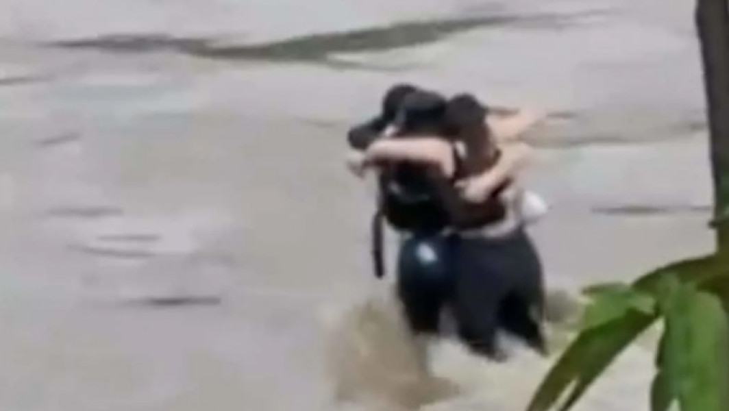 Tragedie în Italia - Tinerii români surprinși în timp ce se îmbrățișau înainte de a fi încercați de viitură
