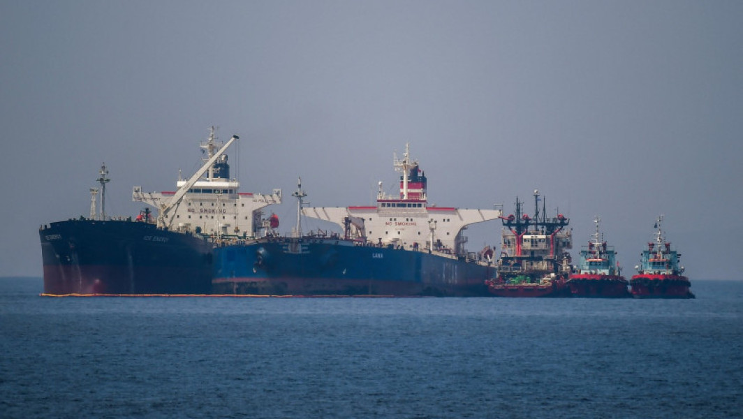 Petroliere rusești găsesc loc nou pe mare pentru transferul țițeiului, încălcând sancțiunile internaționale!