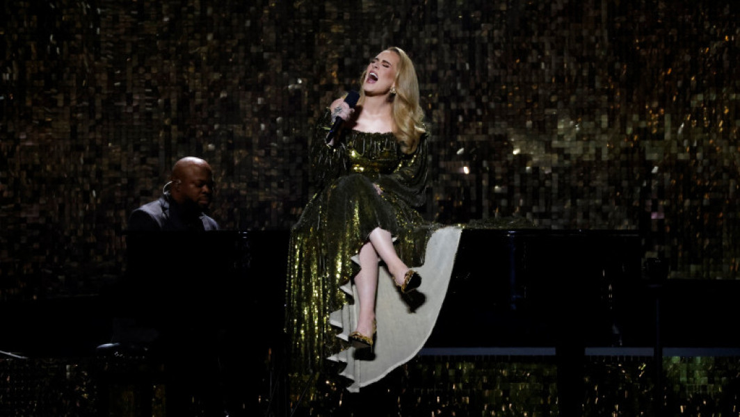 Adele a întrerupt concertul din cauza unui fan furios. Ce l-a supărat pe artistă. VIDEO inclus!