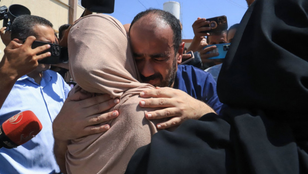 Zeci de prizonieri palestinieni eliberati si transferati in centre medicale din Gaza